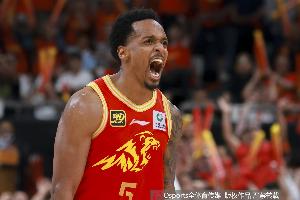 开云官方平台-延续火热状态！巴里-布朗首节3中3高效拿下10分3板2助