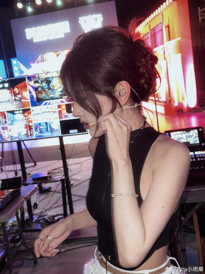 开云数字工具-解说Rita分享工作花絮照：花絮来噜！别多说了，先上号