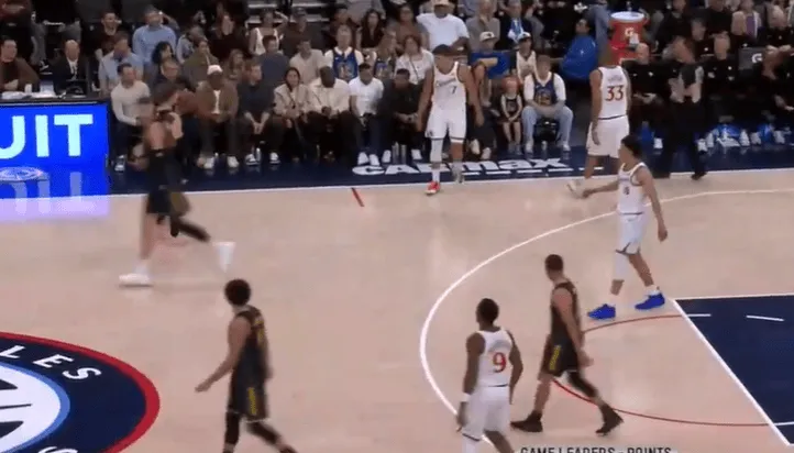 开云官方平台-勇士门户大开助马瑟林空切上篮，随后波杰还踩线失误